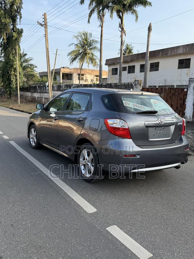 Toyota Matrix L Hatchback FWD (1.8L 4cyl 5A) 2013 Gray