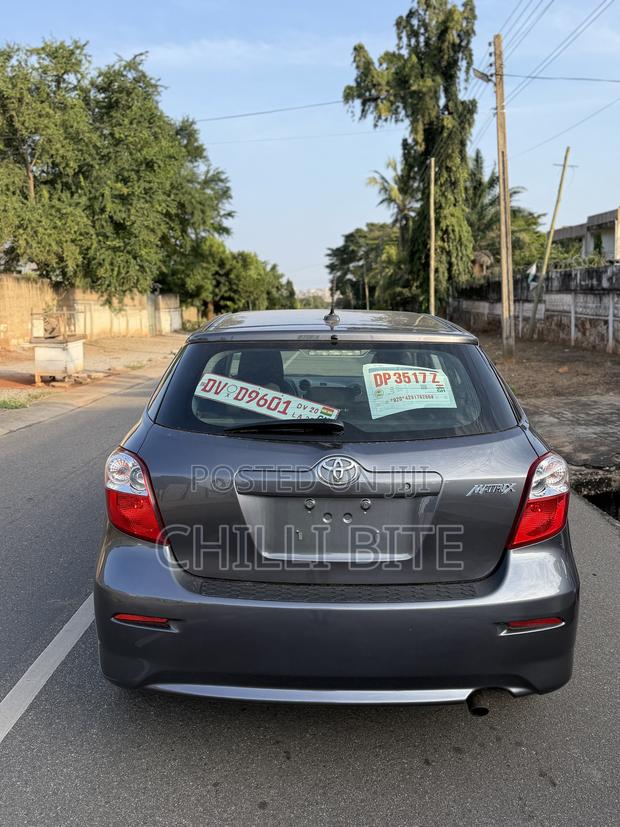 Toyota Matrix L Hatchback FWD (1.8L 4cyl 5A) 2013 Gray