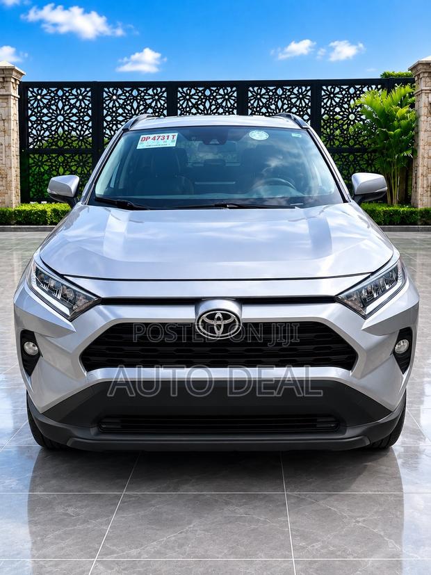 Toyota RAV4 XLE 2021 Silver