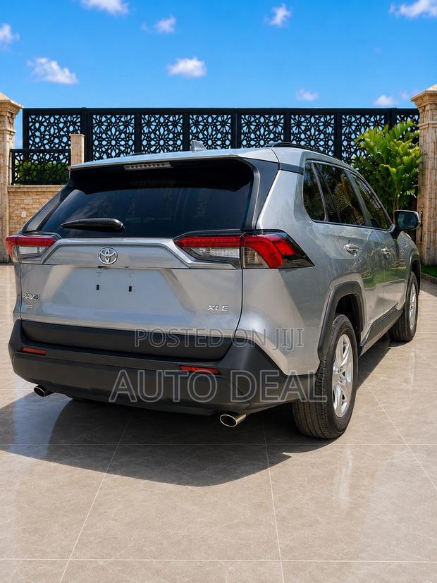 Toyota RAV4 XLE 2021 Silver