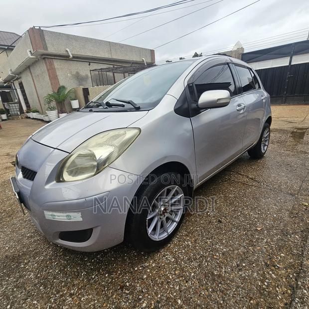 Toyota Vitz 2011 Gray