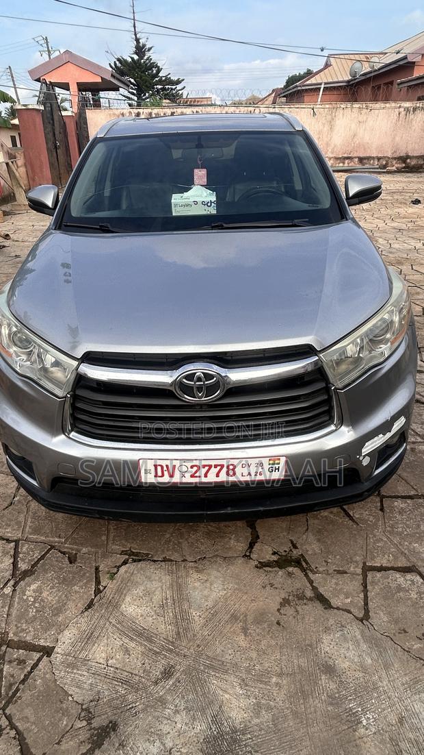Toyota Highlander XLE 4dr SUV AWD (3.5L 6cyl 6A) 2015 Gray