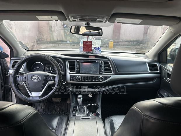 Toyota Highlander XLE 4dr SUV AWD (3.5L 6cyl 6A) 2015 Gray