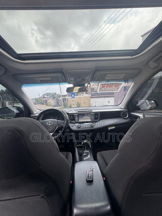 Toyota RAV4 XLE 4dr SUV (2.5L 4cyl 6A) 2018 Gray
