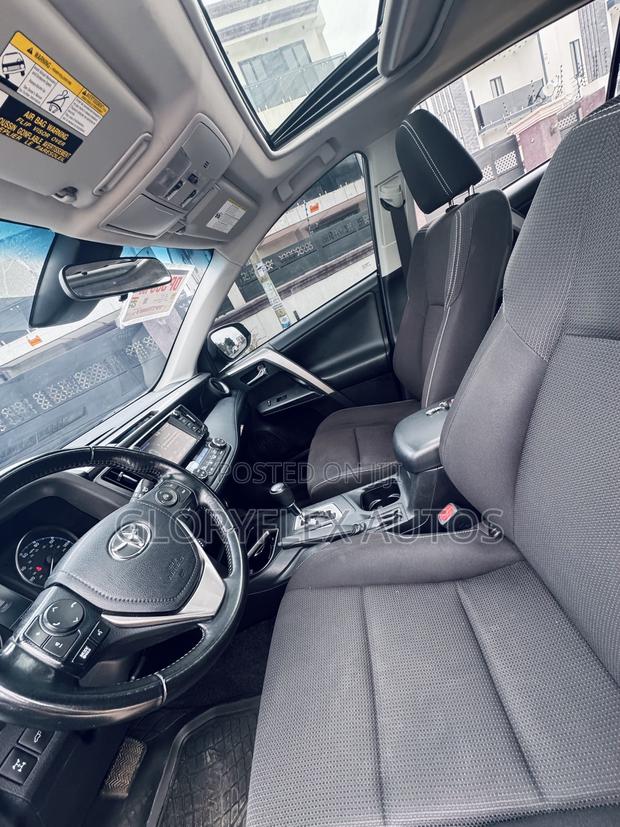 Toyota RAV4 XLE 4dr SUV (2.5L 4cyl 6A) 2018 Gray