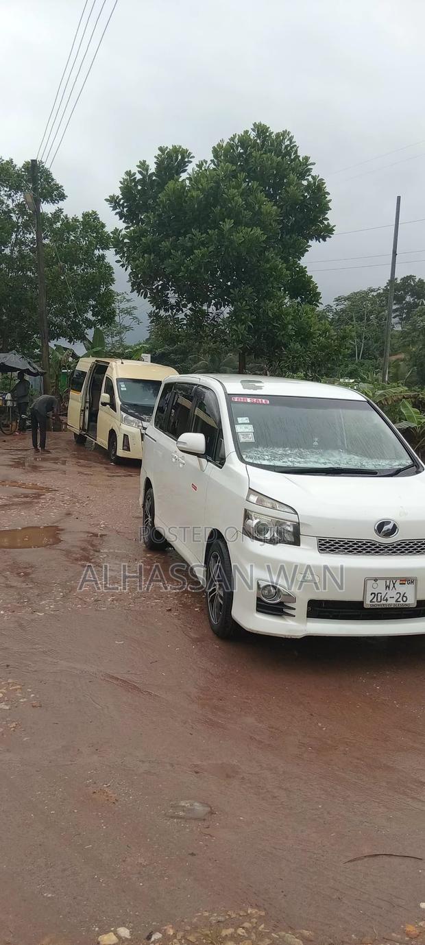 Toyota Voxy Z G's 2WD 8-Seater 2012 White