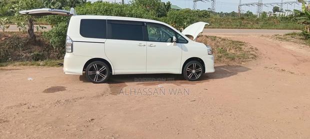 Toyota Voxy Z G's 2WD 8-Seater 2012 White