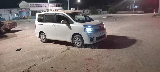 Toyota Voxy Z G's 2WD 8-Seater 2012 White
