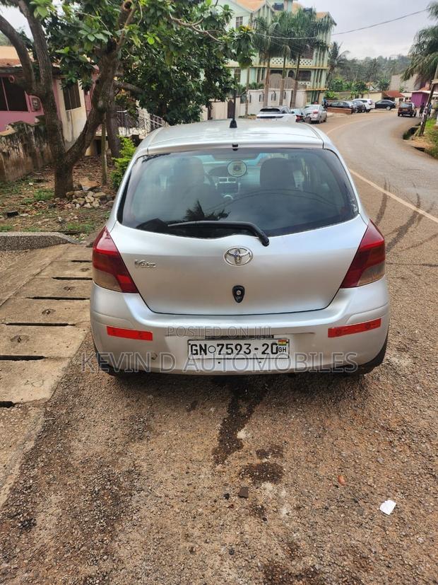 Toyota Vitz 1.3 FWD 5dr 2010 Silver