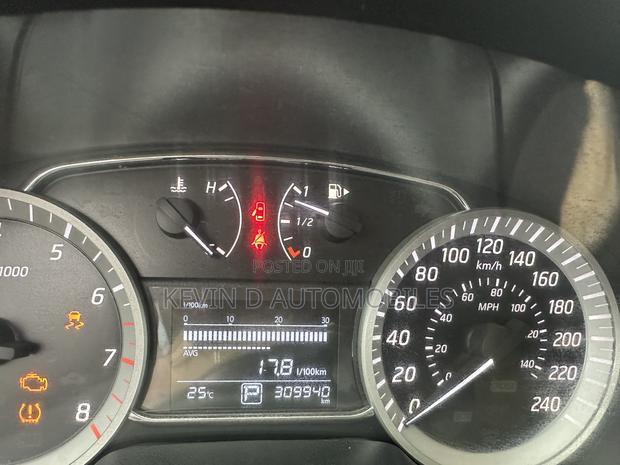 Toyota Vitz 1.3 FWD 5dr 2010 Silver