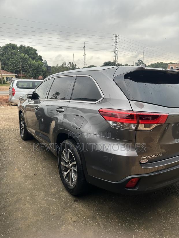 Toyota Highlander XLE 4x4 V6 (3.5L 6cyl 8A) 2018 Gray