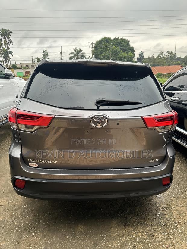 Toyota Highlander XLE 4x4 V6 (3.5L 6cyl 8A) 2018 Gray