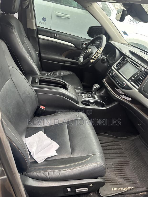 Toyota Highlander XLE 4x4 V6 (3.5L 6cyl 8A) 2018 Gray