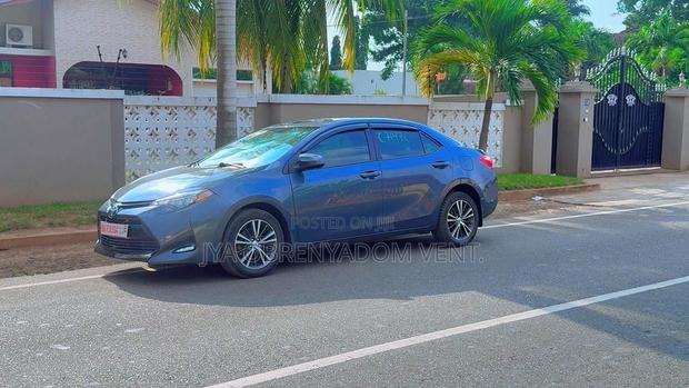 Toyota Corolla LE (1.8L 4cyl 2A) 2018 Blue