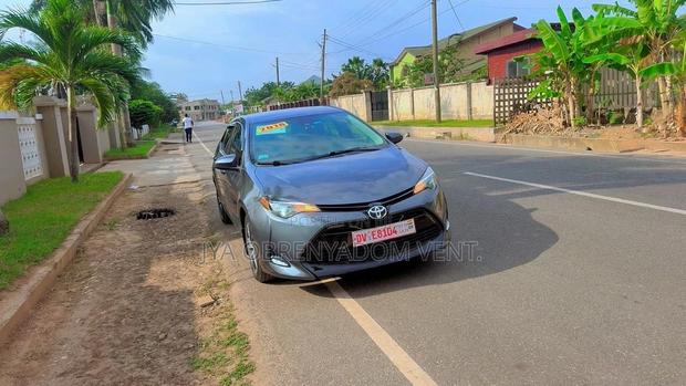Toyota Corolla LE (1.8L 4cyl 2A) 2018 Blue