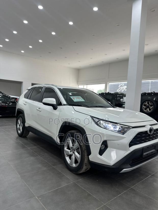 Toyota RAV4 2021 White