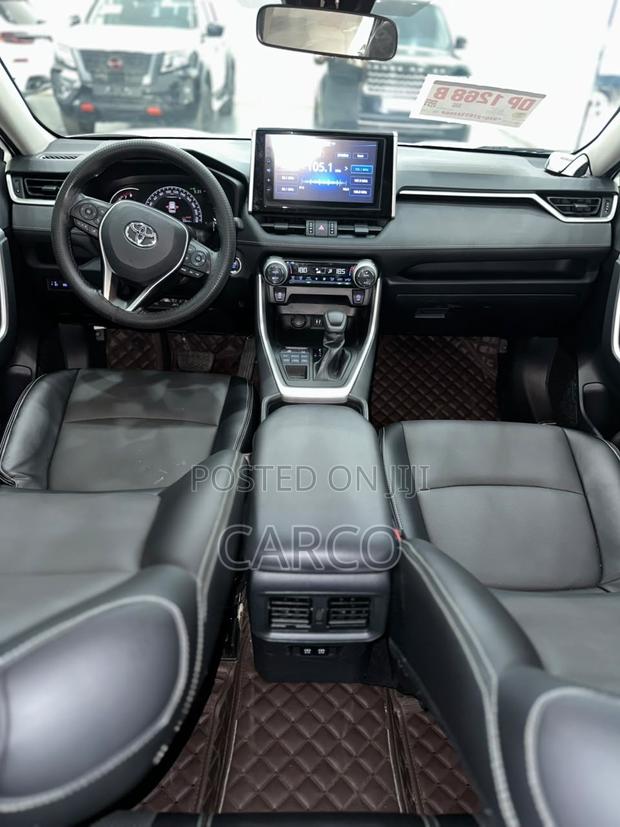 Toyota RAV4 2021 White