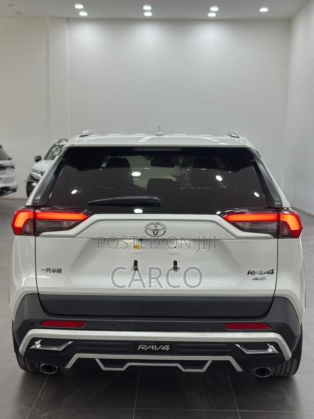 Toyota RAV4 2021 White