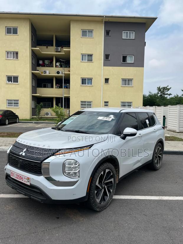 Mitsubishi Outlander 2022 White