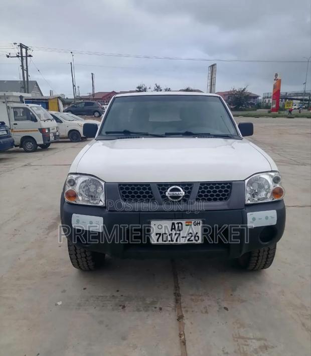 Nissan Hardbody 2010 White