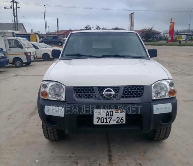 Nissan Hardbody 2010 White