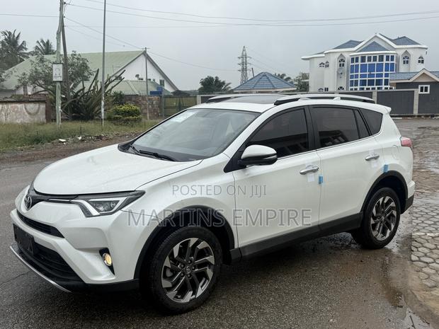 Toyota RAV4 Limited AWD (2.5L 4cyl 6A) 2017 White