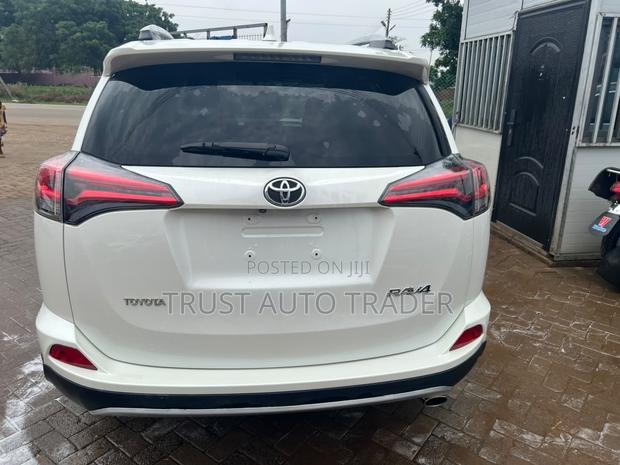 Toyota RAV4 2018 White