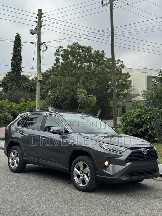 Toyota RAV4 XLE Premium 2021 Gray