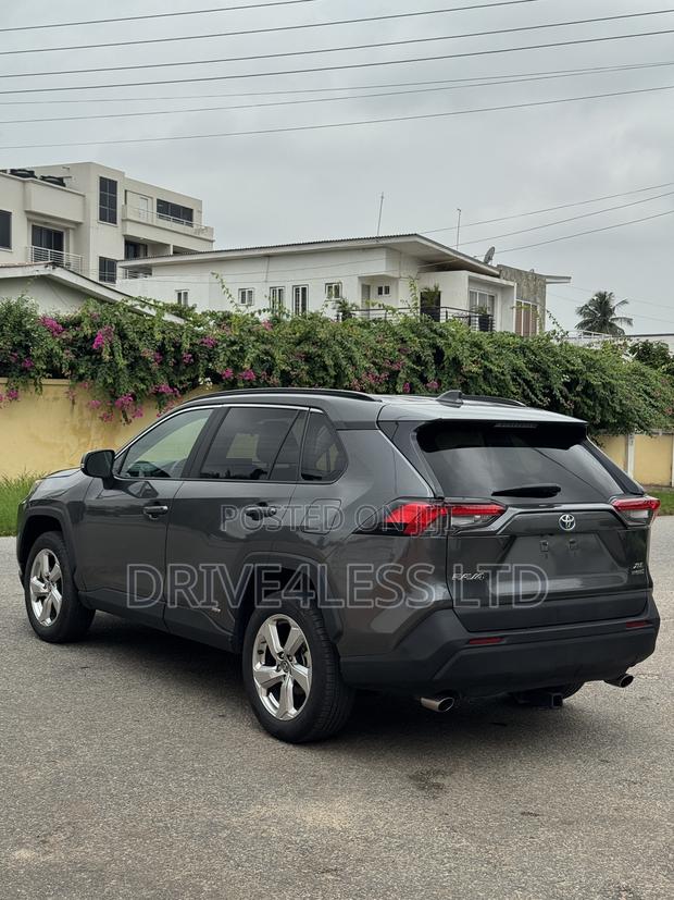 Toyota RAV4 XLE Premium 2021 Gray