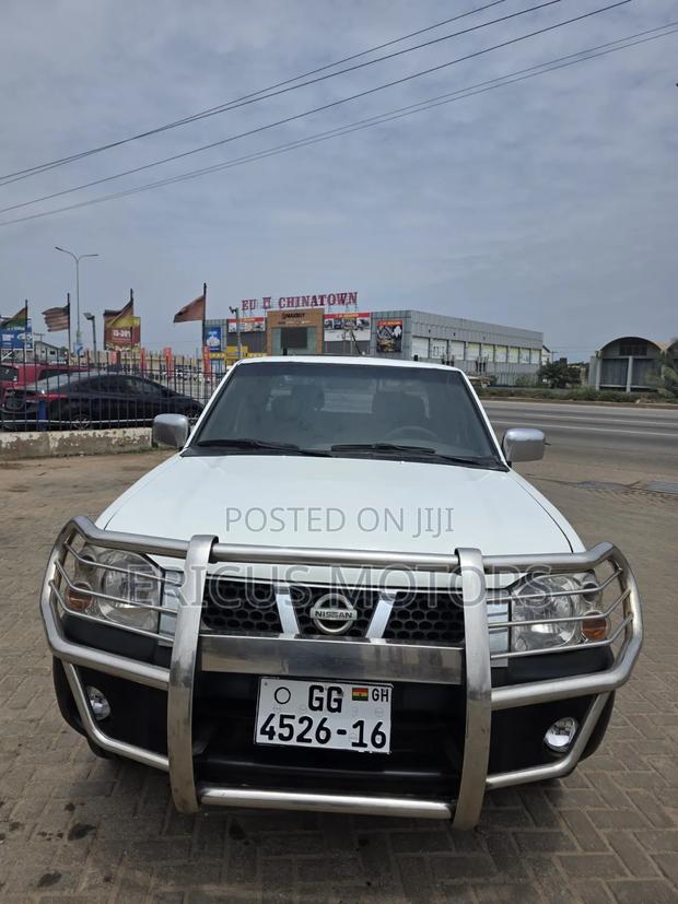Nissan Pick-Up 2006 White