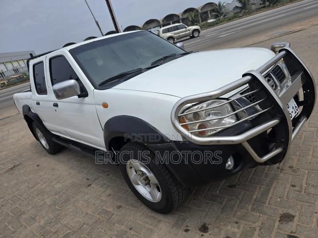 Nissan Pick-Up 2006 White