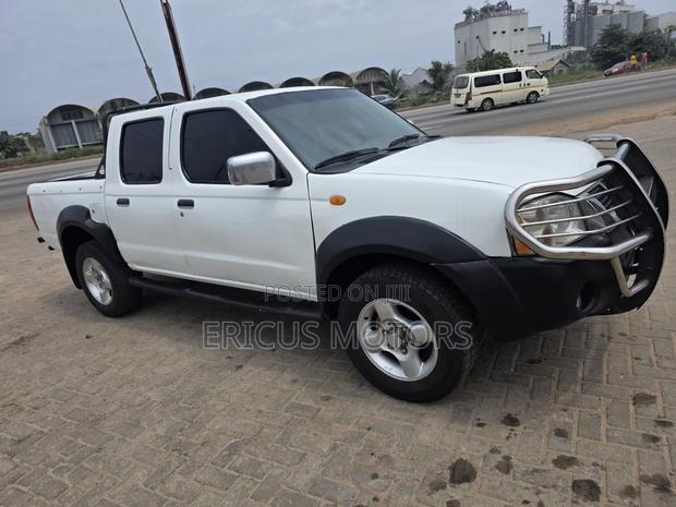 Nissan Pick-Up 2006 White