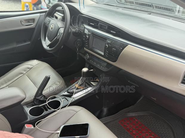 Toyota Corolla LE 4dr Sedan (1.8L 4cyl CVT) 2015 Gray