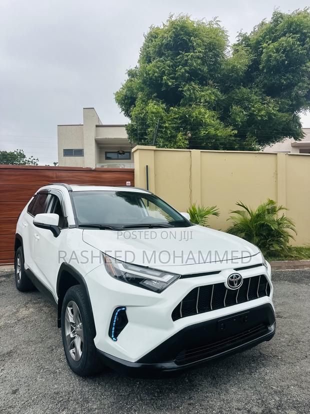 Toyota RAV4 XLE AWD 2024 White