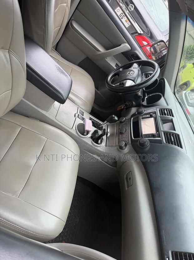 Toyota Highlander Plus 2.7L 2WD 2013 Silver