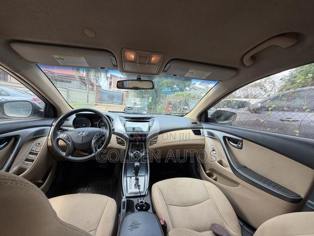 Hyundai Elantra 2012