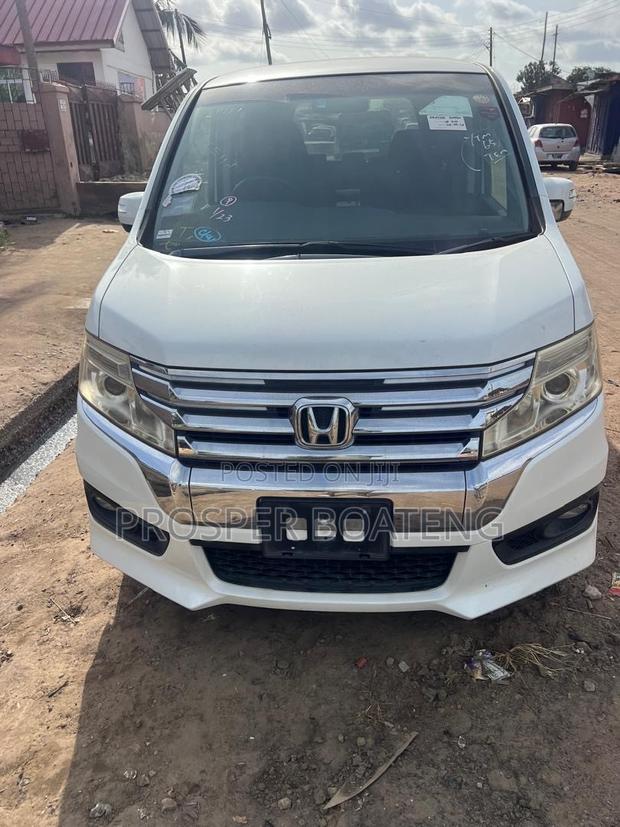 Honda Stepwgn 2013 White