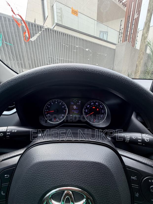 Toyota RAV4 LE 2022 Silver