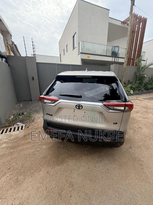 Toyota RAV4 LE 2022 Silver