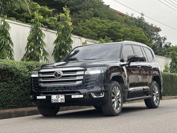 Toyota Land Cruiser LC300 2022 Black