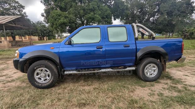 Nissan Hardbody 2013 Blue