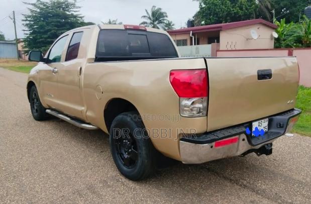 Toyota Tundra 2010 Gold
