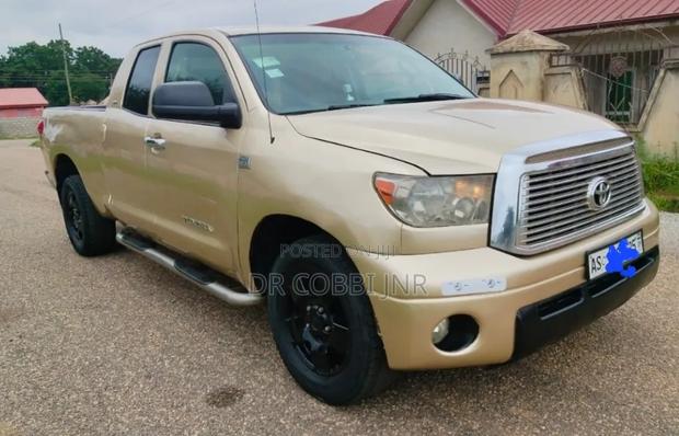 Toyota Tundra 2010 Gold