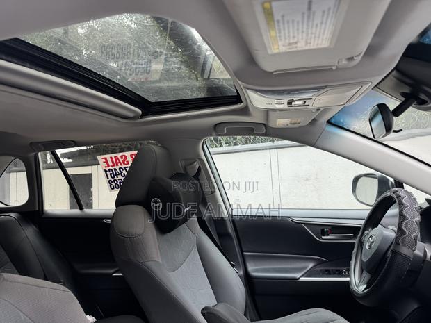 Toyota RAV4 XLE FWD 2019 Silver