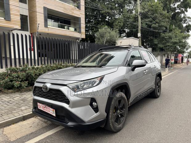 Toyota RAV4 XLE FWD 2019 Silver