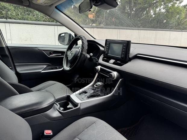 Toyota RAV4 XLE FWD 2019 Silver