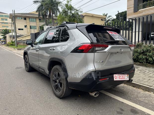 Toyota RAV4 XLE FWD 2019 Silver