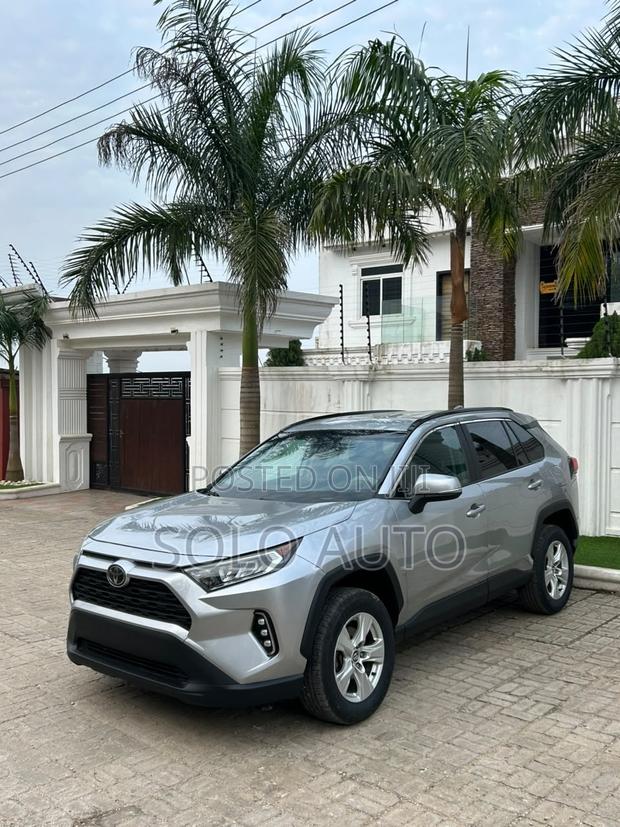 Toyota RAV4 XLE FWD 2020 Silver