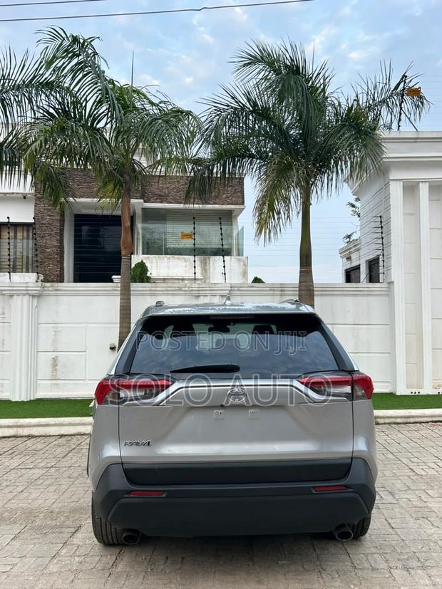 Toyota RAV4 XLE FWD 2020 Silver