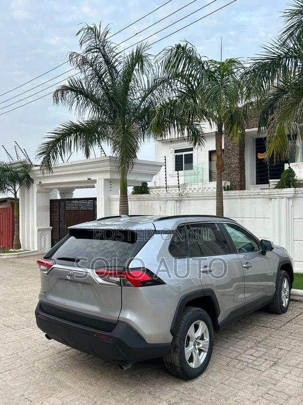 Toyota RAV4 XLE FWD 2020 Silver
